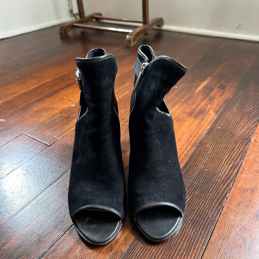 Black Donald Pliner Heel